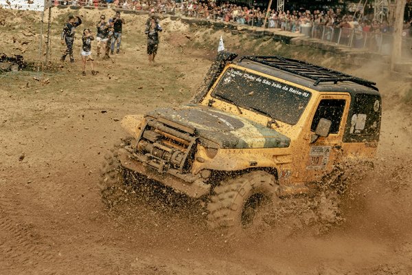 Décryptage des icônes de tableau de bord avec un professionnel de l'entretien automobile